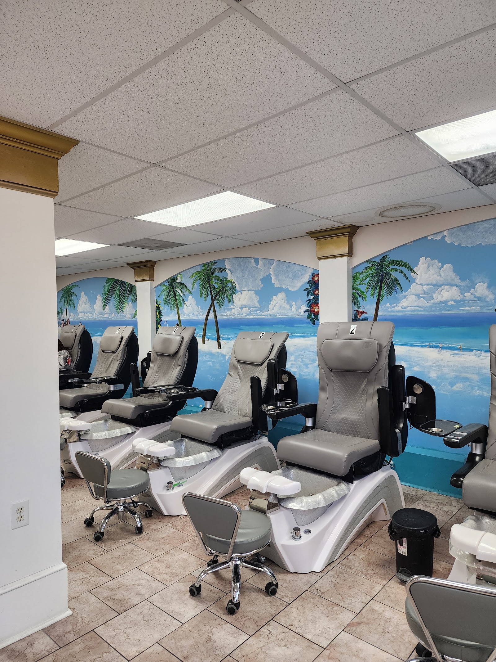 Royalty Nails & Spa logo